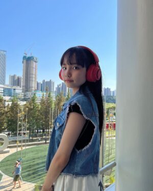 Kim Ji-Yu Instagram - 💗

잔소리 듣기 싫어서
계속 끼고 있는거 아니지??🤔
모처럼 쉬는 주말인데
엄마도 좀 쉬면 안되는거야?
…….

#요즘 #음악사랑
#김지유 #주말일상