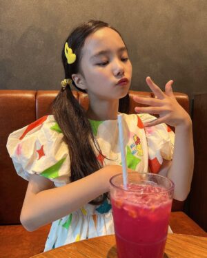 Kim Ji-Yu Instagram - 💛
어려보이려고 쌩쇼한 날~
쇼로 끝났던 하루👋🏻

#그랬거나저랬거나 #즐거운초딩 #혼자서도잘놀아 #묵찌빠묵찌빠✊✌️✋ #어서와이런맛은처음이지 #사랑에빠진 #잼민이 #망고용과레모네이드스타벅스리프레셔 #달달구리💕