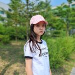 Kim Ji-Yu Instagram - #제품협찬 @individuel.kr 햇님이 눈부셔서 눈을 못뜨겠어요~~~^^💦 다리가 길어보이는?? 트렌디한 와이드핏의 #인디비주엘 아바 데님팬츠! 부들부들 청바지 여름에도 감기지 않아요~^^ 같이 입은 티니 크롭티도 너무 이쁘고 편하네요~~💕 #꾸안꾸 #좋아요 #여아크롭티 #주니어크롭티 #아동크롭티 #키즈크롭티 #여아청바지 #주니어청바지 #주니어바지
