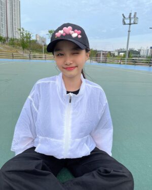 Kim Ji-Yu Instagram - 💓
활동할 때 편하고 이쁜
#인디비주엘
✔️몰리 크롭 라이트 점퍼

일교차 심한 요즘에도
한여름 에어컨 바람 아래에서도
많이 입어질 것 같아요💕
@individuel.kr 

#여자아이자켓
#여아바람막이
#여아점퍼
#키즈바람막이
#주니어바람막이
#여아자켓
#여아봄자켓