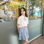 Kim Ji-Yu Instagram - 😽 편한 트레이닝 복을 즐겨입는 지유도 가끔 언니언니이고 싶을 때 _ #애플핑크주니어 #스쿨룩 🎒을 입어요😁 하늘하늘한 시원한 소재에 밴딩도 이쁘고 편해서 오디션 갈 때도 딱✔️ 교복으로 자주 입을 것 같아요😘😘⭕️ . @applepinkgirls @jcbjuniors . #주니어의류 #등교룩 #애플핑크 #제이씨비주니어 #교복스타그램 #이쁜데편해 #데일리