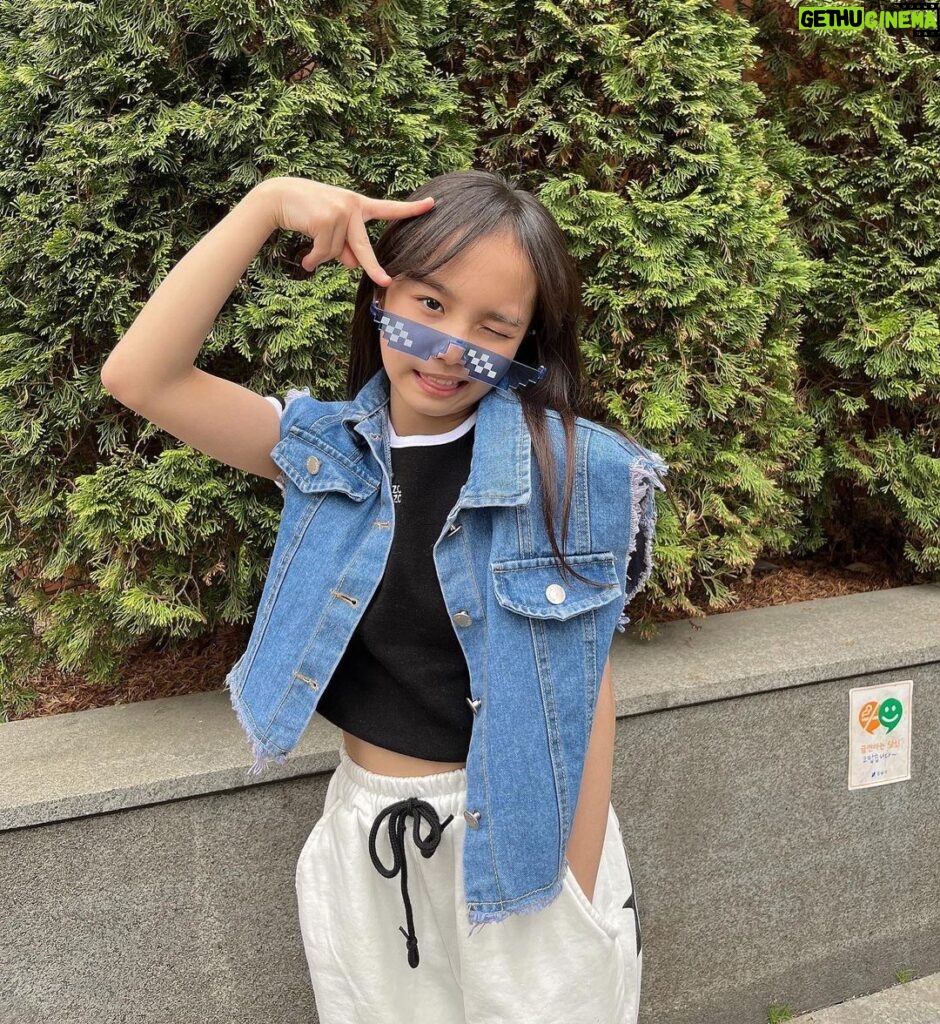 Kim Ji-Yu Instagram - 맨날 브이✌🏻 🌸5월🌸웃자🌸