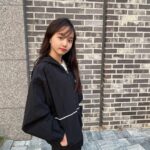 Kim Ji-Yu Instagram - 🖤 (앞머리 기르는 중이라~~^^;; 이해이해이해~~~~^^;;;) . . 더웠다 추웠다 와...진짜 요즘 날씨!! 가벼운 바람막이 필수네요 🤗 활동량 많은 찌유의 하교 첫마디📢 “엄마! 이 바지 짱이야~~ 발차기도 가능해~~ 쫙쫙 늘어나~~~” 😅😅 태권도도 안하는데 발차기는 와 하고 다니는건데~~😅🫣🫣 @applepinkgirls @jcbjuniors