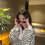 Kim Ji-Yu Instagram - 💓 고학년 되고는 편한 옷만 찾는 지유탱👧🏻 . @individuel.kr #인디비주엘 👚나우카라스트라이프맨투맨 입고 신났쥬^^ 데일리한 스트라이프패턴과 투웨이로도 활용 가능한 집업스타일이라 너무 편해요^^ 스커트는 물론 청바지랑도 잘 어울리겠다요‼️ 👖다리가 길어보이는 레나 세미와이드팬츠는 탄탄한 허리라인 밴딩에 트임이 있어 슬림해 보이기까지!!🤭 . #등교룩 #초등학생크롭티 #여아크롭티 #주니어크롭티 #여아바지 #주니어바지 #키즈바지 #초딩일상 #산책룩 #주니어의류 #데일리