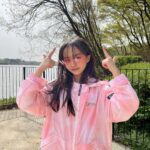 Kim Ji-Yu Instagram - 🌸 #광고 @ng_apparel.kids . 요즘 핑쿠핑쿠 다시 좋아진 초5 언니~^^ 가벼운 차림에 무심하게 툭~ 🌸 산뜻하고 편안해서 간절기 데일리룩으로 활용도 높은 바람막이😃👍🏻 색상도 너무 이쁘네요💕 박시하고 포인트가 팍팍 반팔티셔츠는 스커트,팬츠 어디든 다양한 코디가 가능하겠어요~~^^ . #내셔널지오그래픽키즈 #내셔널지오그래픽 #키즈바람막이 #키즈점퍼 #주니어바람막이 #남아바람막이 #여아바람막이 #키즈티셔츠 #주니어티셔츠 #여아반팔티 #남아반팔티 #남아티셔츠 #여아티셔츠 #주니어코디 #주니어옷 #키즈옷 #키즈코디