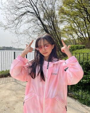 Kim Ji-Yu Instagram - 🌸
#광고 @ng_apparel.kids 
.
요즘 핑쿠핑쿠 다시 좋아진
초5 언니~^^
가벼운 차림에 무심하게 툭~
🌸
산뜻하고 편안해서
간절기 데일리룩으로 활용도 높은 바람막이😃👍🏻
색상도 너무 이쁘네요💕
박시하고 포인트가 팍팍 반팔티셔츠는 스커트,팬츠 어디든 다양한 코디가 가능하겠어요~~^^
.
#내셔널지오그래픽키즈 #내셔널지오그래픽 #키즈바람막이 #키즈점퍼 #주니어바람막이 #남아바람막이 #여아바람막이 #키즈티셔츠 #주니어티셔츠 #여아반팔티 #남아반팔티 #남아티셔츠 #여아티셔츠 #주니어코디 #주니어옷 #키즈옷 #키즈코디