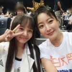 Kim Ji-Yu Instagram - 🎬 #뮤비데이트 🍯#달짝지근해 너무너무 오랜만에 뵌 우리 #김희선배우님 은 정말 💚#방부제미모 💕 어쩜 그대로신지‼️ 자주가는 극장에서 뵈니 더더더더 반가웠어요💕 💜개그코드 적중!! 영화 보는 내내 빵빵 터졌어요 항상 응원할께요❤️👍🏻 💙#김희선 #토마토공주님 #앨리스여신 #영화달짝지근해 #응원합니다 💓 #달짝지근해무대인사 💛#달짝지근해7510 수지롯데시네마