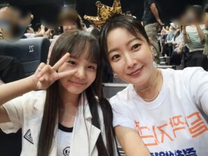 Kim Ji-Yu Instagram - 🎬 #뮤비데이트 🍯#달짝지근해 너무너무 오랜만에 뵌 우리 #김희선배우님 은 정말 💚#방부제미모 💕 어쩜 그대로신지‼️ 자주가는 극장에서 뵈니 더더더더 반가웠어요💕 💜개그코드 적중!! 영화 보는 내내 빵빵 터졌어요 항상 응원할께요❤️👍🏻 💙#김희선 #토마토공주님 #앨리스여신 #영화달짝지근해 #응원합니다 💓 #달짝지근해무대인사 💛#달짝지근해7510 수지롯데시네마