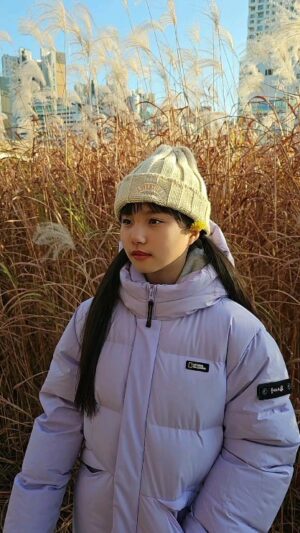Kim Ji-Yu Instagram - 🌼
ㅋㅋㅋㅋㅋㅋㅋ오늘도 웃겨주는 딸램 😆
시도때도 없이 부르는  #드림어스 🎶
귀에 꽃은 ...이제...그만 ....하자😅

#김지유 #12살 #꿈많은소녀
