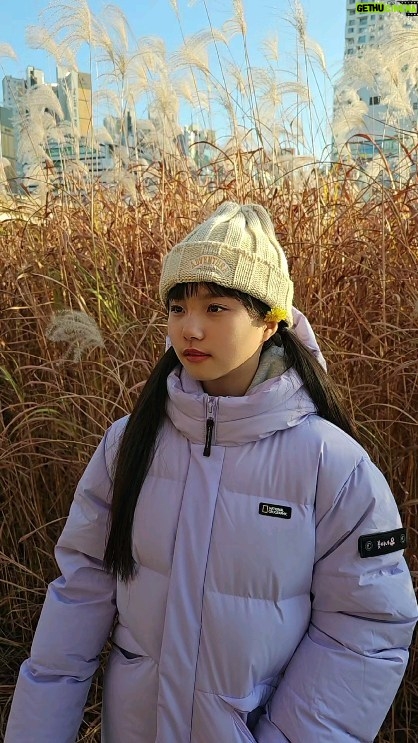 Kim Ji-Yu Instagram - 🌼 ㅋㅋㅋㅋㅋㅋㅋ오늘도 웃겨주는 딸램 😆 시도때도 없이 부르는 #드림어스 🎶 귀에 꽃은 ...이제...그만 ....하자😅 #김지유 #12살 #꿈많은소녀