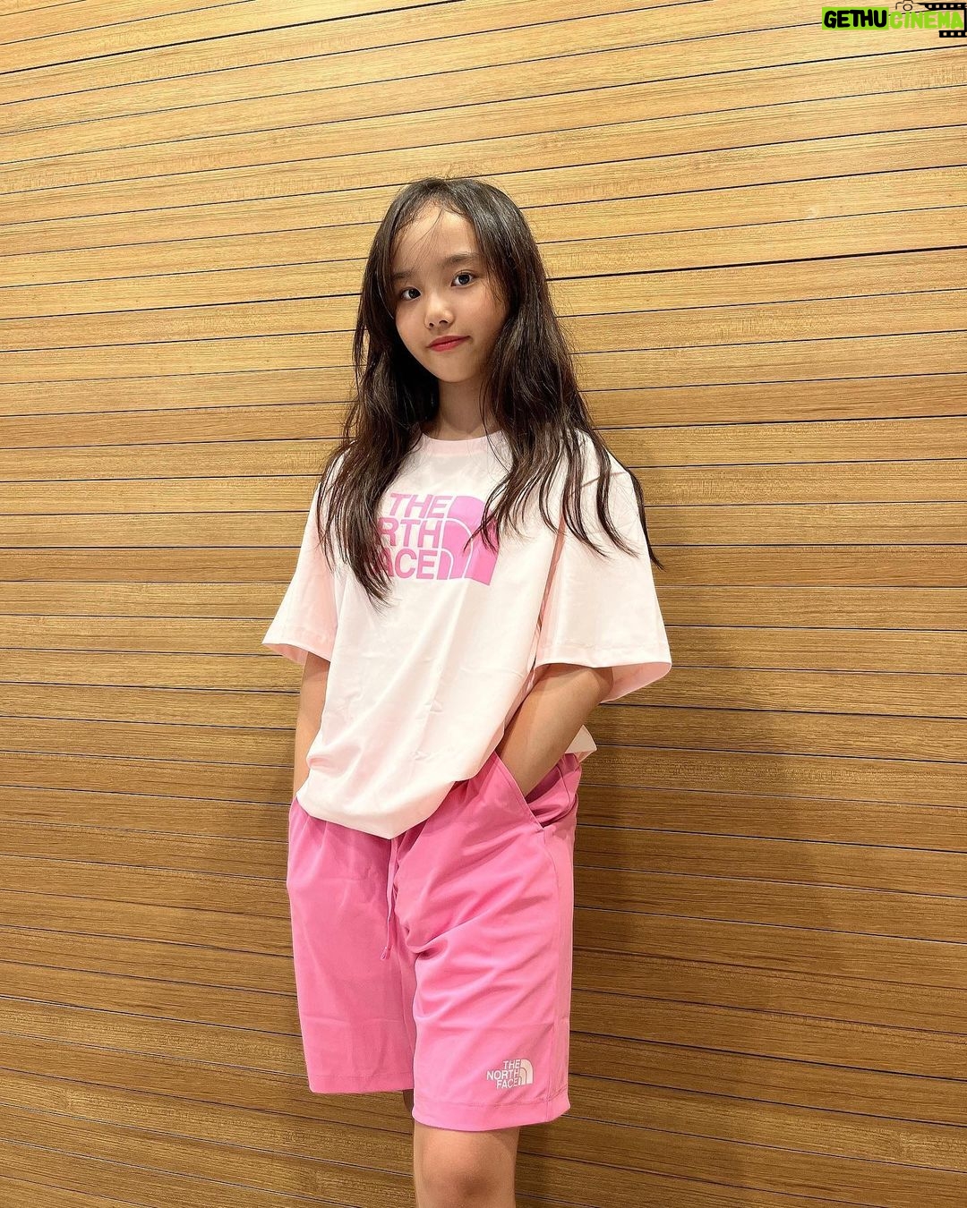 Kim Ji-Yu Instagram - ๐#์ ํ์ ๊ณต ์ค์ฐ~~ ์ ์ด๋ ๊ฒ ๋์ด๊ฐ์??? ๐๋ฅ์ง๋ง ์ด๋๋ก๋ ๋ ๋๊ณ ์ถ๊ธฐ๋ ํ๊ณ ~ ๊ทธ๋ฅ ์์ด์ปจ ๋ฐ์์ ๋น๊ตด๊ฑฐ๋ฆฌ๊ณ ๋ ์ถ์~ ๊ทธ๋ฐ~~~ ์งํ๋
ธ๋์ 7์์ด ์์๋๋ค์~ ์ท ๋๋ฌด ์ด์์ฃ ?๐ ์์ฆ ๊ต๋ณต์ฒ๋ผ ์
๊ณ ์
๋ #๋
ธ์คํ์ด์คํค์ฆ ๋ฐ์ผ๋ฆฌ ์ฌ ํธ๋ ์ธ ํฌ๋ฃจ์ธํธ์์. ๐ฉต ํด๋ฆฌ ์คํ์ฌ๋ฅผ ์ฌ์ฉํด ์ ์ถ์ฑ์ด ์ข๊ณ , ํญ๊ท ์ฒ๋ฆฌ๊ฐ ๋์ด ์์ด ์ฌ๋ฆ์ฒ ๋๋์๋ ์ก์์ฃผ์ง์^^๐งก ํฐ์
์ธ ์ ํฌ์ธ ๊ฐ ํจ๊ป ๊ตฌ์ฑ๋์ด ์์ด์, ๋ฑ๊ต๋ฃฉ์ผ๋ก๋ ์บ ํ๋ฃฉ์ผ๋ก๋ ๋ง์ค๋ฃฉ์ผ๋ก !! ๐๋ฑ์ด๋ค์^^ ๋จ์ ์ฌ๋ฆ ๋
ธ์คํ์ด์ค ํค์ฆ ์
์
๊ณผ ํจ๊ป ์์ํ๊ณ ์ด์๊ฒ ๋ณด๋ด์๊ตฌ์~~^^ @thenorthfacekids.kr โค๏ธ #๋
ธ์คํ์ด์ค #๋
ธ์คํ์ด์คํค์ฆ #ํค์ฆ์ฌํธ๋ ์ธํฌ๋ฃจ์ธํธ #ํค์ฆ์ธํธ #๋จ์์ํฐ์
์ธ #์ฌ์ํฐ์
์ธ #ํค์ฆํฌ๋ฃจ์ธํธ #๋จ์๋ฐ๋ฐ์ง #์ฌ์๋ฐ๋ฐ์ง #ํค์ฆํจ์
#ํค์ฆ์ท์ถ์ฒ #๋จ์์ท์ถ์ฒ #์ฌ์์ท์ถ์ฒ #ํค์ฆ์ฌ๋ฆ์ท #ํค์ฆ์ฌ๋ฆ์ฝ๋