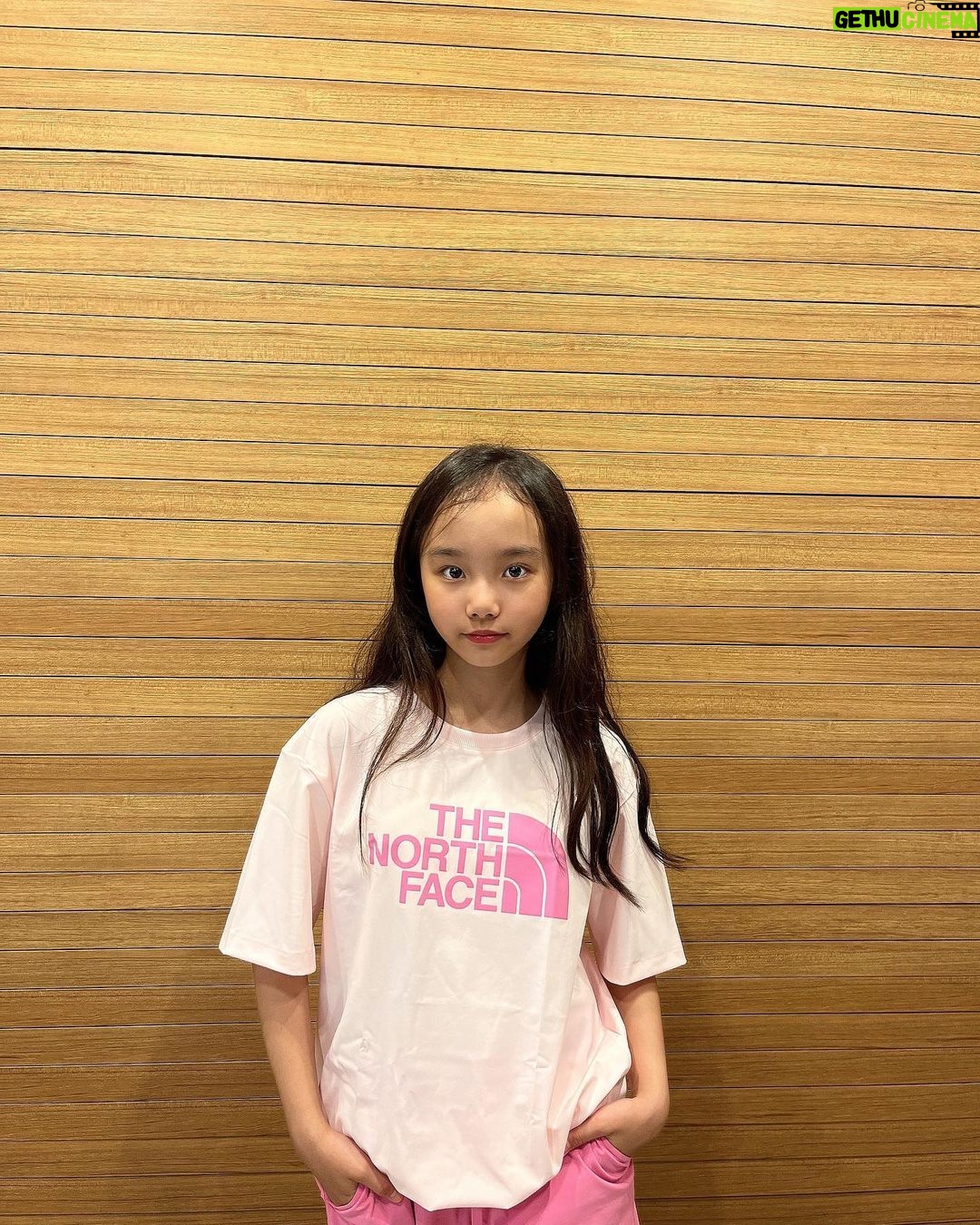 Kim Ji-Yu Instagram - ๐#์ ํ์ ๊ณต ์ค์ฐ~~ ์ ์ด๋ ๊ฒ ๋์ด๊ฐ์??? ๐๋ฅ์ง๋ง ์ด๋๋ก๋ ๋ ๋๊ณ ์ถ๊ธฐ๋ ํ๊ณ ~ ๊ทธ๋ฅ ์์ด์ปจ ๋ฐ์์ ๋น๊ตด๊ฑฐ๋ฆฌ๊ณ ๋ ์ถ์~ ๊ทธ๋ฐ~~~ ์งํ๋
ธ๋์ 7์์ด ์์๋๋ค์~ ์ท ๋๋ฌด ์ด์์ฃ ?๐ ์์ฆ ๊ต๋ณต์ฒ๋ผ ์
๊ณ ์
๋ #๋
ธ์คํ์ด์คํค์ฆ ๋ฐ์ผ๋ฆฌ ์ฌ ํธ๋ ์ธ ํฌ๋ฃจ์ธํธ์์. ๐ฉต ํด๋ฆฌ ์คํ์ฌ๋ฅผ ์ฌ์ฉํด ์ ์ถ์ฑ์ด ์ข๊ณ , ํญ๊ท ์ฒ๋ฆฌ๊ฐ ๋์ด ์์ด ์ฌ๋ฆ์ฒ ๋๋์๋ ์ก์์ฃผ์ง์^^๐งก ํฐ์
์ธ ์ ํฌ์ธ ๊ฐ ํจ๊ป ๊ตฌ์ฑ๋์ด ์์ด์, ๋ฑ๊ต๋ฃฉ์ผ๋ก๋ ์บ ํ๋ฃฉ์ผ๋ก๋ ๋ง์ค๋ฃฉ์ผ๋ก !! ๐๋ฑ์ด๋ค์^^ ๋จ์ ์ฌ๋ฆ ๋
ธ์คํ์ด์ค ํค์ฆ ์
์
๊ณผ ํจ๊ป ์์ํ๊ณ ์ด์๊ฒ ๋ณด๋ด์๊ตฌ์~~^^ @thenorthfacekids.kr โค๏ธ #๋
ธ์คํ์ด์ค #๋
ธ์คํ์ด์คํค์ฆ #ํค์ฆ์ฌํธ๋ ์ธํฌ๋ฃจ์ธํธ #ํค์ฆ์ธํธ #๋จ์์ํฐ์
์ธ #์ฌ์ํฐ์
์ธ #ํค์ฆํฌ๋ฃจ์ธํธ #๋จ์๋ฐ๋ฐ์ง #์ฌ์๋ฐ๋ฐ์ง #ํค์ฆํจ์
#ํค์ฆ์ท์ถ์ฒ #๋จ์์ท์ถ์ฒ #์ฌ์์ท์ถ์ฒ #ํค์ฆ์ฌ๋ฆ์ท #ํค์ฆ์ฌ๋ฆ์ฝ๋