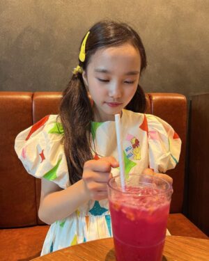 Kim Ji-Yu Instagram - 💛
어려보이려고 쌩쇼한 날~
쇼로 끝났던 하루👋🏻

#그랬거나저랬거나 #즐거운초딩 #혼자서도잘놀아 #묵찌빠묵찌빠✊✌️✋ #어서와이런맛은처음이지 #사랑에빠진 #잼민이 #망고용과레모네이드스타벅스리프레셔 #달달구리💕