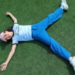 Kim Ji-Yu Instagram - #제품협찬 @individuel.kr 햇님이 눈부셔서 눈을 못뜨겠어요~~~^^💦 다리가 길어보이는?? 트렌디한 와이드핏의 #인디비주엘 아바 데님팬츠! 부들부들 청바지 여름에도 감기지 않아요~^^ 같이 입은 티니 크롭티도 너무 이쁘고 편하네요~~💕 #꾸안꾸 #좋아요 #여아크롭티 #주니어크롭티 #아동크롭티 #키즈크롭티 #여아청바지 #주니어청바지 #주니어바지