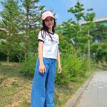 Kim Ji-Yu Instagram - #제품협찬 @individuel.kr 햇님이 눈부셔서 눈을 못뜨겠어요~~~^^💦 다리가 길어보이는?? 트렌디한 와이드핏의 #인디비주엘 아바 데님팬츠! 부들부들 청바지 여름에도 감기지 않아요~^^ 같이 입은 티니 크롭티도 너무 이쁘고 편하네요~~💕 #꾸안꾸 #좋아요 #여아크롭티 #주니어크롭티 #아동크롭티 #키즈크롭티 #여아청바지 #주니어청바지 #주니어바지