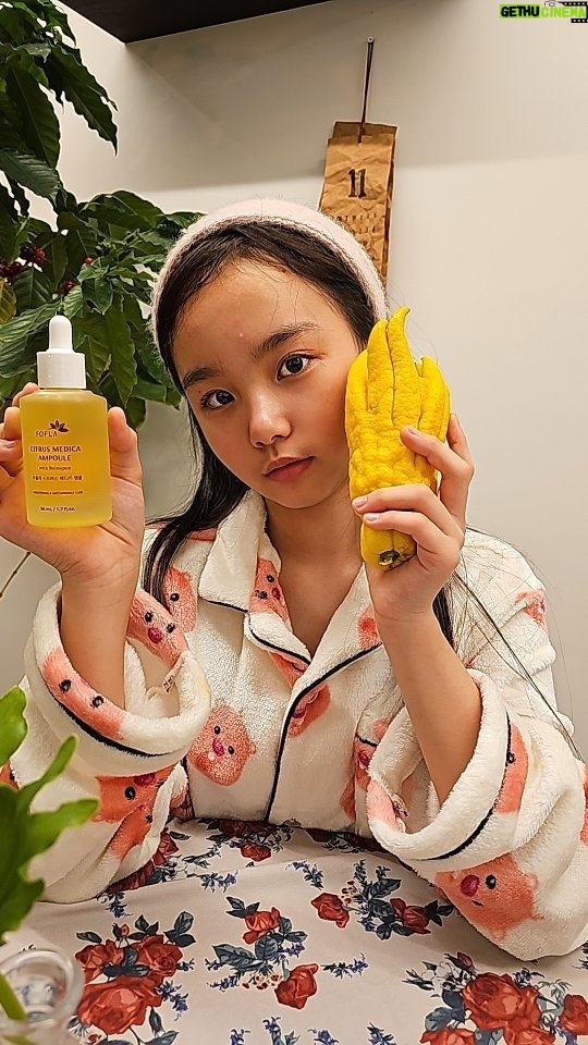 Kim Ji-Yu Instagram - 🍊 찬바람 불땐 #불수감앰플 💕 환절기 거칠어진 찌유의 연약한 피부를 위해 #불수감 #시트러스메디카앰플 준비했어요~ 보기만 해도 비타민C 가 팡팡‼️ 푸석한 피부에 수분이 촉촉하게 들어오는 느낌 🙏🏻🌸 부지런히 사용해서 맑은 피부로 돌아가자구!!! #불수장생 #불수감화장품 #포플라 #포플라시트러스메디카앰플 #여수불수감앰플 ☞ @bulsujangsaing