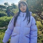 Kim Ji-Yu Instagram - ❣️ #광고 @ng_apparel.kids 본인이 직접 정한 단 하나뿐인 와펜에 힘을 얻어 ^^ 🌸꽃미녀가 되고픈 지유에요^^ 꼭 올 겨울은 부디 참하게 꼭!미녀 가 되어보자~~^^!! 올 겨울 교복 당첨~~~~!!!!^^ #내셔널지오그래픽키즈 숏패딩~~! 지유는 루즈하게 입고 싶어서 160사이즈를 선택했더니 숏패딩이 아니라 반패딩으로 입고 있어요~^^ 엉덩이까지 따숩게 덮어서 더더 좋으네요~~ ✔️R.D.S 인증 덕다운을 사용한 실용적인 다운점퍼로 베이직한 핏감과 디자인이라 데일리룩으로 딱!이쥬~^^ 🤩가볍고 따뜻한 #내셔널지오그래픽 숏패딩과 방한화가 있어 이번 겨울도 든든합니다용!^^ #키즈숏패딩 #키즈패딩 #남아패딩 #여아패딩 #주니어패딩 #키즈신발 #키즈방한화 #남아신발 #여아신발 #키즈겨울신발 #키즈겨울아이템 #키즈옷 #키즈코디 #주니어옷