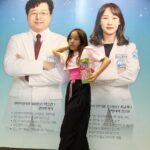 Kim Ji-Yu Instagram - 🌱 주말 아침~ 가면 기분 좋아지는 #하이키 다녀왔지유💕 저번 달 좀 주춤해서 걱정했는데 이번 달은 또 쑤욱^^ 1.4cm 나 자랐데요😍 운동 더 열심히 해라고 주신 줄넘기 선물도 바로 뜯어서 쌩쌩이를~~😅😅😅🫣 복도에서 시끄럽게 해서 죄송합니다🙏🏻 @highki_1992 #고마워요❤️ #하이키한의원 #하이키한의원강남점 #성장관리 #키컸으면 💕