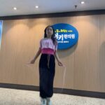 Kim Ji-Yu Instagram - 🌱 주말 아침~ 가면 기분 좋아지는 #하이키 다녀왔지유💕 저번 달 좀 주춤해서 걱정했는데 이번 달은 또 쑤욱^^ 1.4cm 나 자랐데요😍 운동 더 열심히 해라고 주신 줄넘기 선물도 바로 뜯어서 쌩쌩이를~~😅😅😅🫣 복도에서 시끄럽게 해서 죄송합니다🙏🏻 @highki_1992 #고마워요❤️ #하이키한의원 #하이키한의원강남점 #성장관리 #키컸으면 💕
