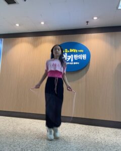 Kim Ji-Yu Instagram - 🌱 주말 아침~ 가면 기분 좋아지는 #하이키 다녀왔지유💕 저번 달 좀 주춤해서 걱정했는데 이번 달은 또 쑤욱^^ 1.4cm 나 자랐데요😍 운동 더 열심히 해라고 주신 줄넘기 선물도 바로 뜯어서 쌩쌩이를~~😅😅😅🫣 복도에서 시끄럽게 해서 죄송합니다🙏🏻 @highki_1992 #고마워요❤️ #하이키한의원 #하이키한의원강남점 #성장관리 #키컸으면 💕