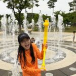 Kim Ji-Yu Instagram - 오늘도 내셔널과 함께 ~~ 🧡 어디든 간댔죠?😃😅😅 동네 바닥분수 접수한 초5언니😅 애기들 오면 양보하쟈~~~😍😍 @ng_apparel.kids #내셔널지오그래픽키즈 #내셔널지오그래픽 #키즈래쉬가드 #여아래쉬가드 #남아래쉬가드 #여아수영복 #남아수영복 #키즈수영복 #키즈샌들 #여아샌들 #남아샌들 #키즈신발 #주니어신발 #남아신발 #여아신발 #주니어옷 #주니어코디 #키즈옷 #키즈코디