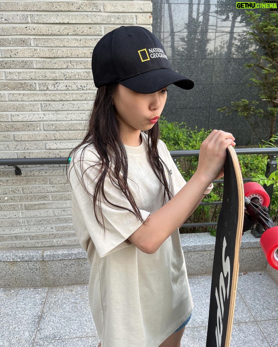Kim Ji-Yu Instagram - @ng_apparel.kids #광고 더 더워지기 전에 나름대로 봄 만끽🌸 내셔널과 함께 소소한 행복 느끼면서 하루하루 알차게 보내고 있어요^^ #키즈티셔츠 #주니어티셔츠 #여아반팔티 #남아반팔티 #남아티셔츠 #여아티셔츠 #키즈샌들 #여아샌들 #남아샌들 #키즈신발 #주니어신발 #남아신발 #여아신발 #주니어코디 #주니어옷 #키즈옷 #키즈코디 #오오티디