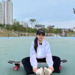 Kim Ji-Yu Instagram - 지 키만한 롱보드랑 씨름하느라 시간가는 줄 모르는 초딩 #요즘취미 #롱보드 #화이팅 #김지유