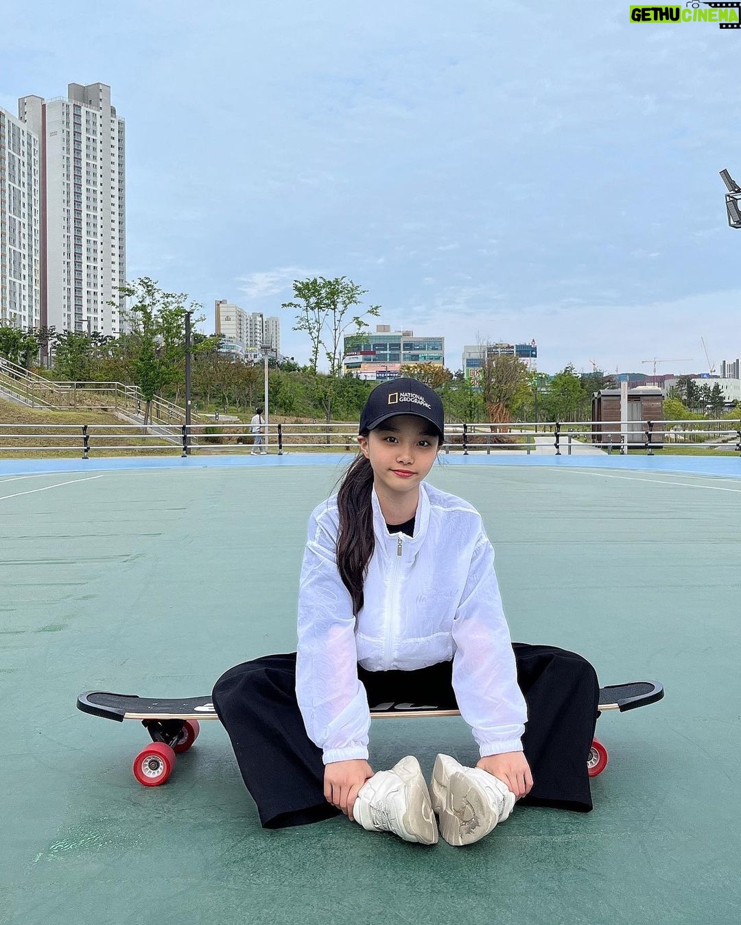 Kim Ji-Yu Instagram - 지 키만한 롱보드랑 씨름하느라 시간가는 줄 모르는 초딩 #요즘취미 #롱보드 #화이팅 #김지유