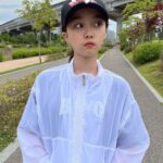 Kim Ji-Yu Instagram - 💓 활동할 때 편하고 이쁜 #인디비주엘 ✔️몰리 크롭 라이트 점퍼 일교차 심한 요즘에도 한여름 에어컨 바람 아래에서도 많이 입어질 것 같아요💕 @individuel.kr #여자아이자켓 #여아바람막이 #여아점퍼 #키즈바람막이 #주니어바람막이 #여아자켓 #여아봄자켓