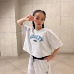 Kim Ji-Yu Instagram - ♥️ 다시 돌쟁이가 되었느냐! 영상이 아니라구!!! 사진 찍기 쉽지 않은 12세 언니 💦 오늘도 이쁜 #애플핑크 옷 입고 학교 다녀왔지유💕 등교룩으로 딱!! 편하고 이쁘게 입을 수 있어 아이가 먼저 찾아요😀😀 @applepinkgirls @jcbjuniors #등교룩 #주니어의류 #초딩일상 #초딩룩 #고학년룩 #제이씨비주니어 #일상 #데일리