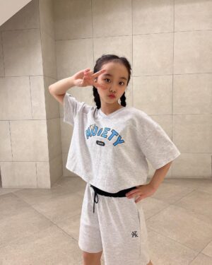 Kim Ji-Yu Instagram - ♥️
다시 돌쟁이가 되었느냐!
영상이 아니라구!!!
사진 찍기 쉽지 않은
12세 언니 💦
오늘도 이쁜 #애플핑크 옷 입고
학교 다녀왔지유💕
등교룩으로 딱!!
편하고 이쁘게 입을 수 있어
아이가 먼저 찾아요😀😀
@applepinkgirls 
@jcbjuniors 
#등교룩 #주니어의류 #초딩일상 #초딩룩
#고학년룩 #제이씨비주니어 #일상 #데일리