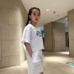 Kim Ji-Yu Instagram - ♥️ 다시 돌쟁이가 되었느냐! 영상이 아니라구!!! 사진 찍기 쉽지 않은 12세 언니 💦 오늘도 이쁜 #애플핑크 옷 입고 학교 다녀왔지유💕 등교룩으로 딱!! 편하고 이쁘게 입을 수 있어 아이가 먼저 찾아요😀😀 @applepinkgirls @jcbjuniors #등교룩 #주니어의류 #초딩일상 #초딩룩 #고학년룩 #제이씨비주니어 #일상 #데일리