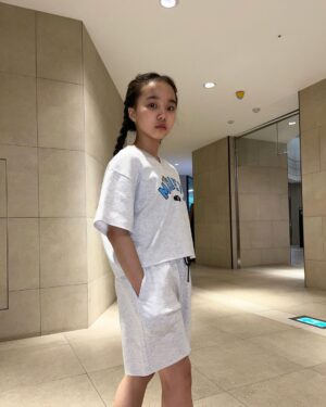 Kim Ji-Yu Instagram - ♥️
다시 돌쟁이가 되었느냐!
영상이 아니라구!!!
사진 찍기 쉽지 않은
12세 언니 💦
오늘도 이쁜 #애플핑크 옷 입고
학교 다녀왔지유💕
등교룩으로 딱!!
편하고 이쁘게 입을 수 있어
아이가 먼저 찾아요😀😀
@applepinkgirls 
@jcbjuniors 
#등교룩 #주니어의류 #초딩일상 #초딩룩
#고학년룩 #제이씨비주니어 #일상 #데일리
