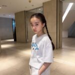 Kim Ji-Yu Instagram - ♥️ 다시 돌쟁이가 되었느냐! 영상이 아니라구!!! 사진 찍기 쉽지 않은 12세 언니 💦 오늘도 이쁜 #애플핑크 옷 입고 학교 다녀왔지유💕 등교룩으로 딱!! 편하고 이쁘게 입을 수 있어 아이가 먼저 찾아요😀😀 @applepinkgirls @jcbjuniors #등교룩 #주니어의류 #초딩일상 #초딩룩 #고학년룩 #제이씨비주니어 #일상 #데일리