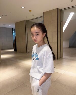 Kim Ji-Yu Instagram - ♥️
다시 돌쟁이가 되었느냐!
영상이 아니라구!!!
사진 찍기 쉽지 않은
12세 언니 💦
오늘도 이쁜 #애플핑크 옷 입고
학교 다녀왔지유💕
등교룩으로 딱!!
편하고 이쁘게 입을 수 있어
아이가 먼저 찾아요😀😀
@applepinkgirls 
@jcbjuniors 
#등교룩 #주니어의류 #초딩일상 #초딩룩
#고학년룩 #제이씨비주니어 #일상 #데일리
