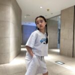 Kim Ji-Yu Instagram - ♥️ 다시 돌쟁이가 되었느냐! 영상이 아니라구!!! 사진 찍기 쉽지 않은 12세 언니 💦 오늘도 이쁜 #애플핑크 옷 입고 학교 다녀왔지유💕 등교룩으로 딱!! 편하고 이쁘게 입을 수 있어 아이가 먼저 찾아요😀😀 @applepinkgirls @jcbjuniors #등교룩 #주니어의류 #초딩일상 #초딩룩 #고학년룩 #제이씨비주니어 #일상 #데일리