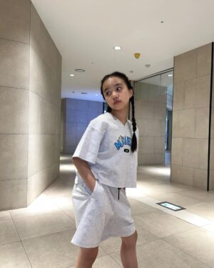 Kim Ji-Yu Instagram - ♥️
다시 돌쟁이가 되었느냐!
영상이 아니라구!!!
사진 찍기 쉽지 않은
12세 언니 💦
오늘도 이쁜 #애플핑크 옷 입고
학교 다녀왔지유💕
등교룩으로 딱!!
편하고 이쁘게 입을 수 있어
아이가 먼저 찾아요😀😀
@applepinkgirls 
@jcbjuniors 
#등교룩 #주니어의류 #초딩일상 #초딩룩
#고학년룩 #제이씨비주니어 #일상 #데일리