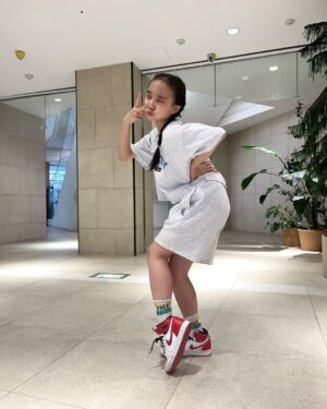 Kim Ji-Yu Instagram - ♥️
다시 돌쟁이가 되었느냐!
영상이 아니라구!!!
사진 찍기 쉽지 않은
12세 언니 💦
오늘도 이쁜 #애플핑크 옷 입고
학교 다녀왔지유💕
등교룩으로 딱!!
편하고 이쁘게 입을 수 있어
아이가 먼저 찾아요😀😀
@applepinkgirls 
@jcbjuniors 
#등교룩 #주니어의류 #초딩일상 #초딩룩
#고학년룩 #제이씨비주니어 #일상 #데일리