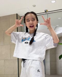Kim Ji-Yu Instagram - ♥️ 다시 돌쟁이가 되었느냐! 영상이 아니라구!!! 사진 찍기 쉽지 않은 12세 언니 💦 오늘도 이쁜 #애플핑크 옷 입고 학교 다녀왔지유💕 등교룩으로 딱!! 편하고 이쁘게 입을 수 있어 아이가 먼저 찾아요😀😀 @applepinkgirls @jcbjuniors #등교룩 #주니어의류 #초딩일상 #초딩룩 #고학년룩 #제이씨비주니어 #일상 #데일리