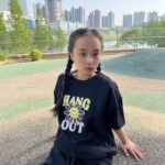 Kim Ji-Yu Instagram - 🌳 발랄 매력 가득💓 입기만 해도 기분 좋아지는 #인디비주엘 #블랭크티셔츠 웃고 있는 꽃그림 처럼 찌유에게도 웃는 일 가득하길 바래봅니다♥️ #주니어티셔츠 #여아티셔츠 #여아반팔티 #여아크롭티 #주니어크롭티 #아동크롭티 #키즈크롭티 @individuel.kr