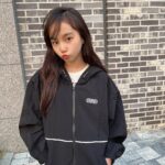 Kim Ji-Yu Instagram - 🖤 (앞머리 기르는 중이라~~^^;; 이해이해이해~~~~^^;;;) . . 더웠다 추웠다 와...진짜 요즘 날씨!! 가벼운 바람막이 필수네요 🤗 활동량 많은 찌유의 하교 첫마디📢 “엄마! 이 바지 짱이야~~ 발차기도 가능해~~ 쫙쫙 늘어나~~~” 😅😅 태권도도 안하는데 발차기는 와 하고 다니는건데~~😅🫣🫣 @applepinkgirls @jcbjuniors
