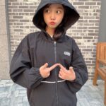 Kim Ji-Yu Instagram – 🖤
(앞머리 기르는 중이라~~^^;;
이해이해이해~~~~^^;;;)
.
.
더웠다 추웠다 
와…진짜 요즘 날씨!!
가벼운 바람막이 필수네요 🤗
활동량 많은 찌유의
하교 첫마디📢
“엄마! 
이 바지 짱이야~~
발차기도 가능해~~
쫙쫙 늘어나~~~” 😅😅
태권도도 안하는데
발차기는 와 하고 다니는건데~~😅🫣🫣

@applepinkgirls 
@jcbjuniors