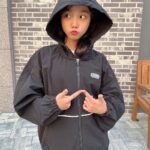 Kim Ji-Yu Instagram - 🖤 (앞머리 기르는 중이라~~^^;; 이해이해이해~~~~^^;;;) . . 더웠다 추웠다 와...진짜 요즘 날씨!! 가벼운 바람막이 필수네요 🤗 활동량 많은 찌유의 하교 첫마디📢 “엄마! 이 바지 짱이야~~ 발차기도 가능해~~ 쫙쫙 늘어나~~~” 😅😅 태권도도 안하는데 발차기는 와 하고 다니는건데~~😅🫣🫣 @applepinkgirls @jcbjuniors