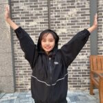 Kim Ji-Yu Instagram - 🖤 (앞머리 기르는 중이라~~^^;; 이해이해이해~~~~^^;;;) . . 더웠다 추웠다 와...진짜 요즘 날씨!! 가벼운 바람막이 필수네요 🤗 활동량 많은 찌유의 하교 첫마디📢 “엄마! 이 바지 짱이야~~ 발차기도 가능해~~ 쫙쫙 늘어나~~~” 😅😅 태권도도 안하는데 발차기는 와 하고 다니는건데~~😅🫣🫣 @applepinkgirls @jcbjuniors