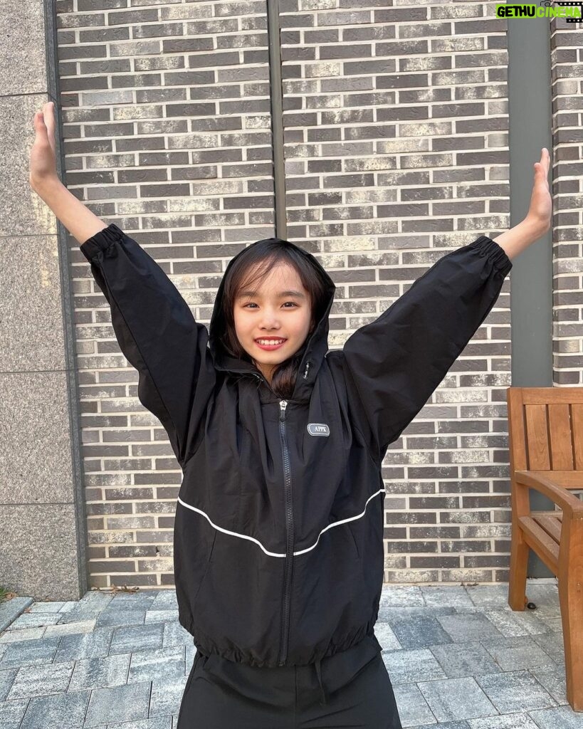 Kim Ji-Yu Instagram - 🖤 (앞머리 기르는 중이라~~^^;; 이해이해이해~~~~^^;;;) . . 더웠다 추웠다 와...진짜 요즘 날씨!! 가벼운 바람막이 필수네요 🤗 활동량 많은 찌유의 하교 첫마디📢 “엄마! 이 바지 짱이야~~ 발차기도 가능해~~ 쫙쫙 늘어나~~~” 😅😅 태권도도 안하는데 발차기는 와 하고 다니는건데~~😅🫣🫣 @applepinkgirls @jcbjuniors