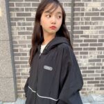 Kim Ji-Yu Instagram - 🖤 (앞머리 기르는 중이라~~^^;; 이해이해이해~~~~^^;;;) . . 더웠다 추웠다 와...진짜 요즘 날씨!! 가벼운 바람막이 필수네요 🤗 활동량 많은 찌유의 하교 첫마디📢 “엄마! 이 바지 짱이야~~ 발차기도 가능해~~ 쫙쫙 늘어나~~~” 😅😅 태권도도 안하는데 발차기는 와 하고 다니는건데~~😅🫣🫣 @applepinkgirls @jcbjuniors