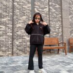 Kim Ji-Yu Instagram – 🖤
(앞머리 기르는 중이라~~^^;;
이해이해이해~~~~^^;;;)
.
.
더웠다 추웠다 
와…진짜 요즘 날씨!!
가벼운 바람막이 필수네요 🤗
활동량 많은 찌유의
하교 첫마디📢
“엄마! 
이 바지 짱이야~~
발차기도 가능해~~
쫙쫙 늘어나~~~” 😅😅
태권도도 안하는데
발차기는 와 하고 다니는건데~~😅🫣🫣

@applepinkgirls 
@jcbjuniors