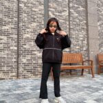 Kim Ji-Yu Instagram - 🖤 (앞머리 기르는 중이라~~^^;; 이해이해이해~~~~^^;;;) . . 더웠다 추웠다 와...진짜 요즘 날씨!! 가벼운 바람막이 필수네요 🤗 활동량 많은 찌유의 하교 첫마디📢 “엄마! 이 바지 짱이야~~ 발차기도 가능해~~ 쫙쫙 늘어나~~~” 😅😅 태권도도 안하는데 발차기는 와 하고 다니는건데~~😅🫣🫣 @applepinkgirls @jcbjuniors