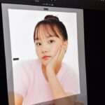 Kim Ji-Yu Instagram - 예쁘니 지유🩷 귀여운 표정 너무 잘해서 이모 흐뭇🥹 #손포즈는어디서배웠니 #얼굴소멸 #키즈모델 #키즈메이크업 #키즈헤어 #키즈프로필 #키즈화보 스핀오프스튜디오