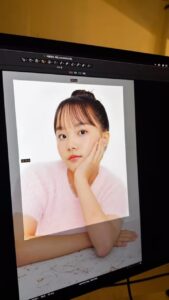 Kim Ji-Yu Instagram - 예쁘니 지유🩷 귀여운 표정 너무 잘해서 이모 흐뭇🥹 #손포즈는어디서배웠니 #얼굴소멸 #키즈모델 #키즈메이크업 #키즈헤어 #키즈프로필 #키즈화보 스핀오프스튜디오